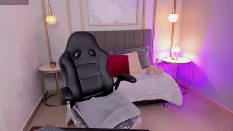 Snapshot of athenearusell chatting on 11/11/25, 11:43 athenearusell online show from 11/11/25, 11:43