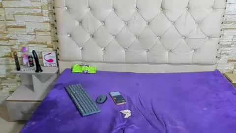 Snapshot of aura_love69 chatting on 01/04/25, 09:54 Monii Yi online show from 01/04/25, 09:54