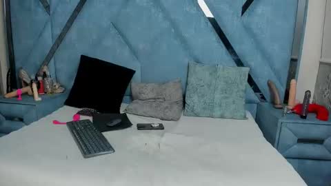 Snapshot of aura_love69 chatting on 06/08/26, 03:40 Monii Yi online show from 06/08/26, 03:40