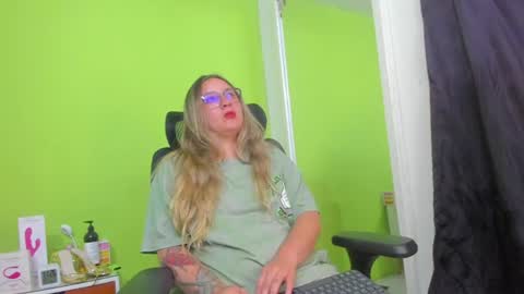 Snapshot of auradivina2 chatting on 07/05/26, 04:19 Aura Divina online show from 07/05/26, 04:19