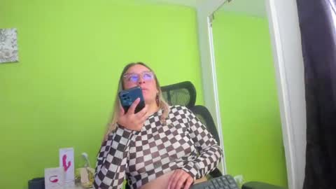 Snapshot of auradivina2 chatting on 07/05/26, 04:25 Aura Divina online show from 07/05/26, 04:25
