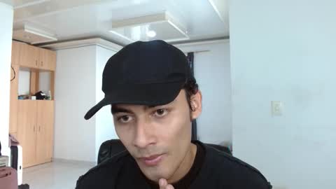 Snapshot of aureliv1 chatting on 11/30/25, 10:03 Aureliano online show from 11/30/25, 10:03