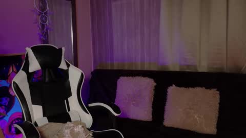 aurora_collins08 online show from 11/19/25, 05:46