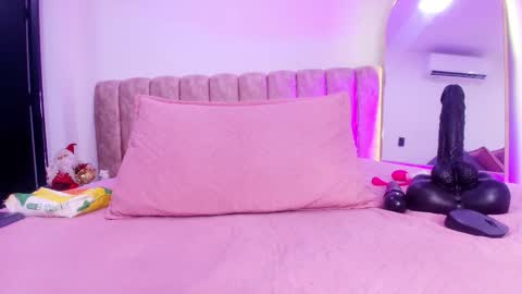 auroraa_miller online show from 12/16/25, 11:59