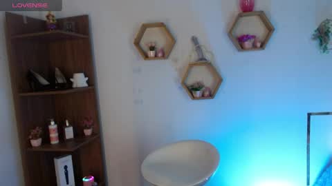 aurorahans online show from 04/07/26, 12:00