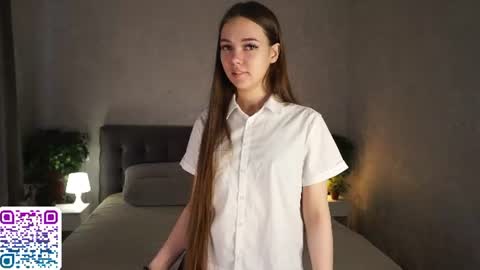 Snapshot of auroralowen chatting on 06/19/26, 03:44 Aurora online show from 06/19/26, 03:44