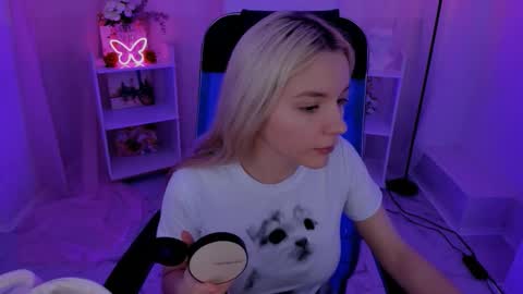 aurorawrenfield online show from 09/15/25, 04:40