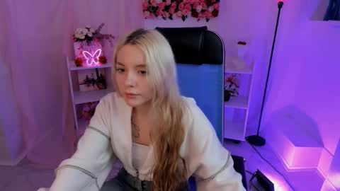 aurorawrenfield online show from 09/19/25, 10:38