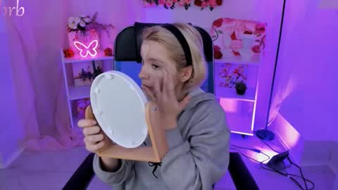 aurorawrenfield online show from 11/03/25, 04:14