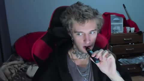 Snapshot of austen_milker chatting on 10/31/25, 03:57 Austen online show from 10/31/25, 03:57