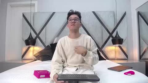 Snapshot of austinreeds chatting on 09/23/25, 02:42 austinreeds online show from 09/23/25, 02:42