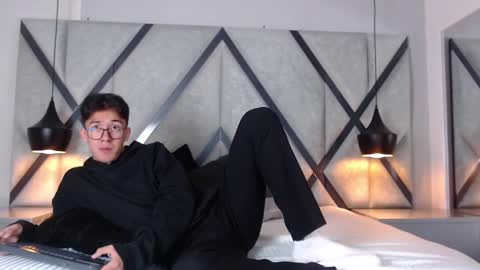 Snapshot of austinreeds chatting on 10/04/25, 12:03 austinreeds online show from 10/04/25, 12:03