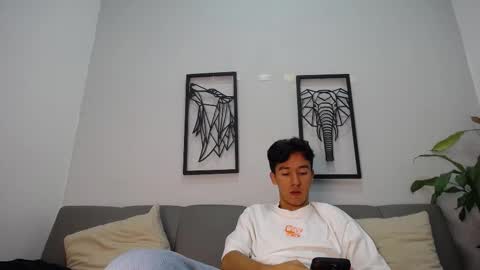 Snapshot of austinreeds chatting on 10/21/25, 05:57 austinreeds online show from 10/21/25, 05:57