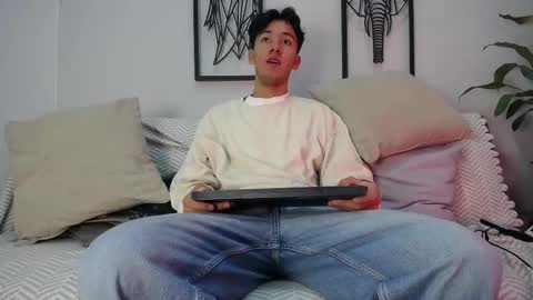 Snapshot of austinreeds chatting on 11/05/25, 12:05 austinreeds online show from 11/05/25, 12:05