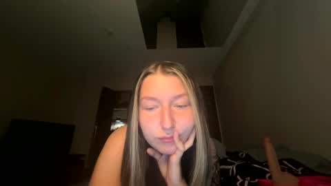 Snapshot of autumn2704 chatting on 09/28/25, 02:55 autumn2704 online show from 09/28/25, 02:55