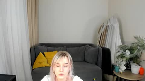 Snapshot of avabloom_ chatting on 11/02/25, 09:39 avabloom_ online show from 11/02/25, 09:39