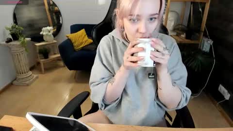 Snapshot of avabloom_ chatting on 02/05/26, 10:25 avabloom_ online show from 02/05/26, 10:25