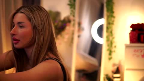 Snapshot of avashay chatting on 02/25/25, 01:41 Carina online show from 02/25/25, 01:41