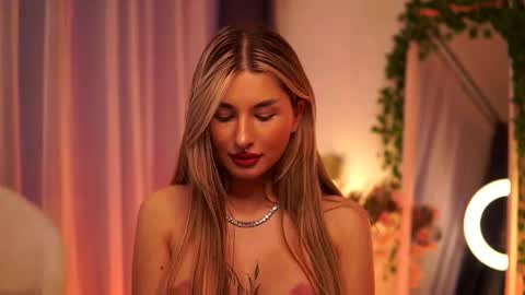 Snapshot of avashay chatting on 02/25/25, 04:46 Carina online show from 02/25/25, 04:46