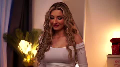 Snapshot of avashay chatting on 03/01/25, 05:20 Carina online show from 03/01/25, 05:20