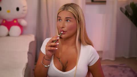 Snapshot of avashay chatting on 09/11/25, 06:52 Carina online show from 09/11/25, 06:52