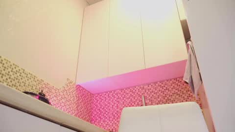 Snapshot of aveksmr chatting on 10/23/25, 04:17 Kate online show from 10/23/25, 04:17