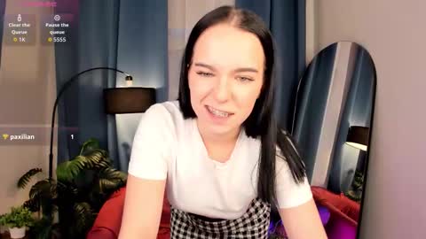 Snapshot of avelyne_ chatting on 10/14/25, 02:07 Avelyne online show from 10/14/25, 02:07