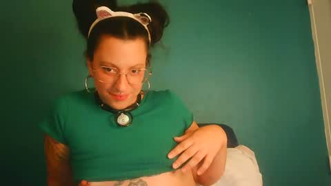 Snapshot of averagewifey chatting on 07/21/26, 10:01 averagewifey online show from 07/21/26, 10:01