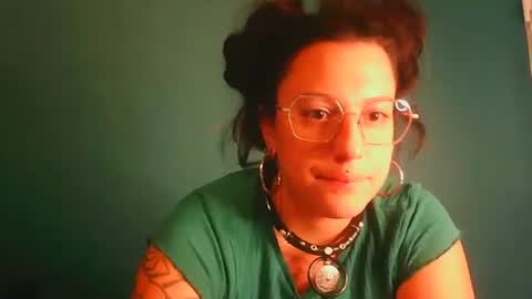 Snapshot of averagewifey chatting on 07/22/26, 10:01 averagewifey online show from 07/22/26, 10:01