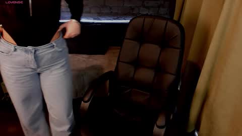 Snapshot of avery_flores chatting on 12/16/25, 11:21 Avery online show from 12/16/25, 11:21