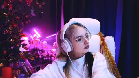 Snapshot of avi_nile chatting on 12/11/24, 01:15 Avriel online show from 12/11/24, 01:15