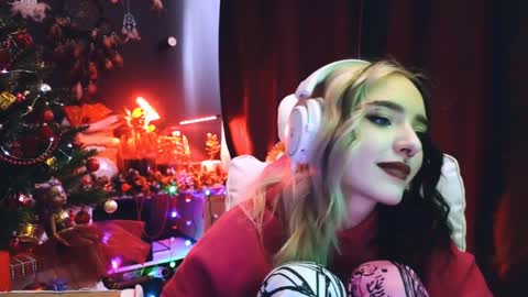 Snapshot of avi_nile chatting on 12/25/24, 05:37 Avriel online show from 12/25/24, 05:37