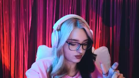 Snapshot of avi_nile chatting on 02/14/25, 03:11 Avriel online show from 02/14/25, 03:11