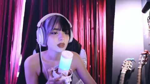 Snapshot of avi_nile chatting on 10/19/25, 05:08 Avriel online show from 10/19/25, 05:08