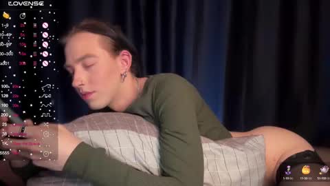 Snapshot of avril_pearly_ chatting on 12/17/24, 11:27 avril_pearly_ online show from 12/17/24, 11:27