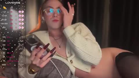 Snapshot of avril_pearly_ chatting on 02/21/25, 12:49 avril_pearly_ online show from 02/21/25, 12:49