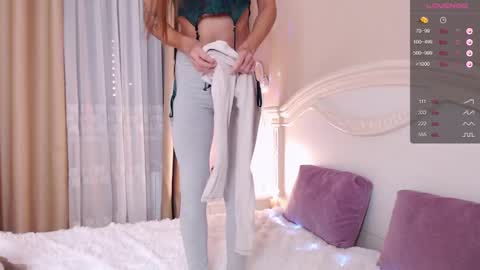 Snapshot of avrora_lew_ chatting on 12/28/24, 01:50 Avrora Inst online show from 12/28/24, 01:50