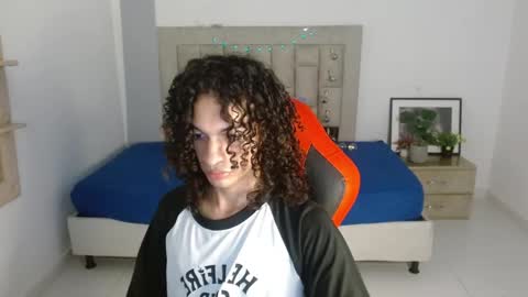 Snapshot of axel_fox7 chatting on 12/18/25, 11:44 Axel online show from 12/18/25, 11:44