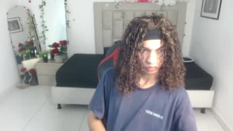 Snapshot of axel_fox7 chatting on 06/09/26, 12:44 Axel online show from 06/09/26, 12:44