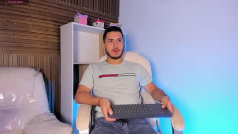 axel_grey_ online show from 10/01/25, 12:22