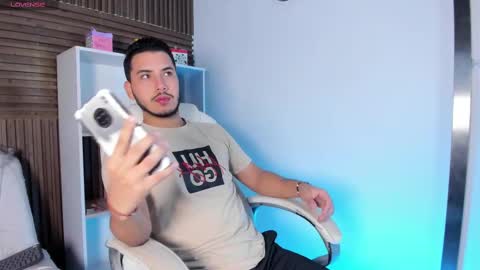 axel_grey_ online show from 10/09/25, 12:03