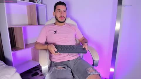 axel_grey_ online show from 10/15/25, 12:27