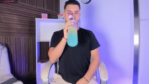 axel_grey_ online show from 11/14/25, 12:37