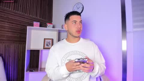 axel_grey_ online show from 11/15/25, 12:13