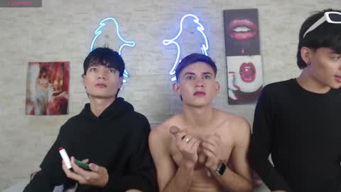 axel_milo_and_kairo online show from 11/15/25, 08:38