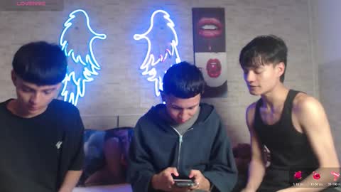 axel_milo_and_kairo online show from 11/28/25, 09:39