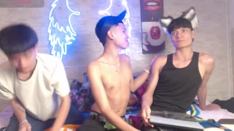 axel_milo_and_kairo online show from 11/30/25, 04:05