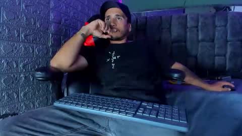 Snapshot of axell_cross2 chatting on 10/15/25, 11:05 Axell Cross2 online show from 10/15/25, 11:05