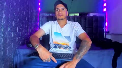 Snapshot of axell_cross2 chatting on 10/18/25, 01:30 Axell Cross2 online show from 10/18/25, 01:30