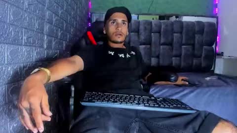 Snapshot of axell_cross2 chatting on 10/20/25, 06:30 Axell Cross2 online show from 10/20/25, 06:30